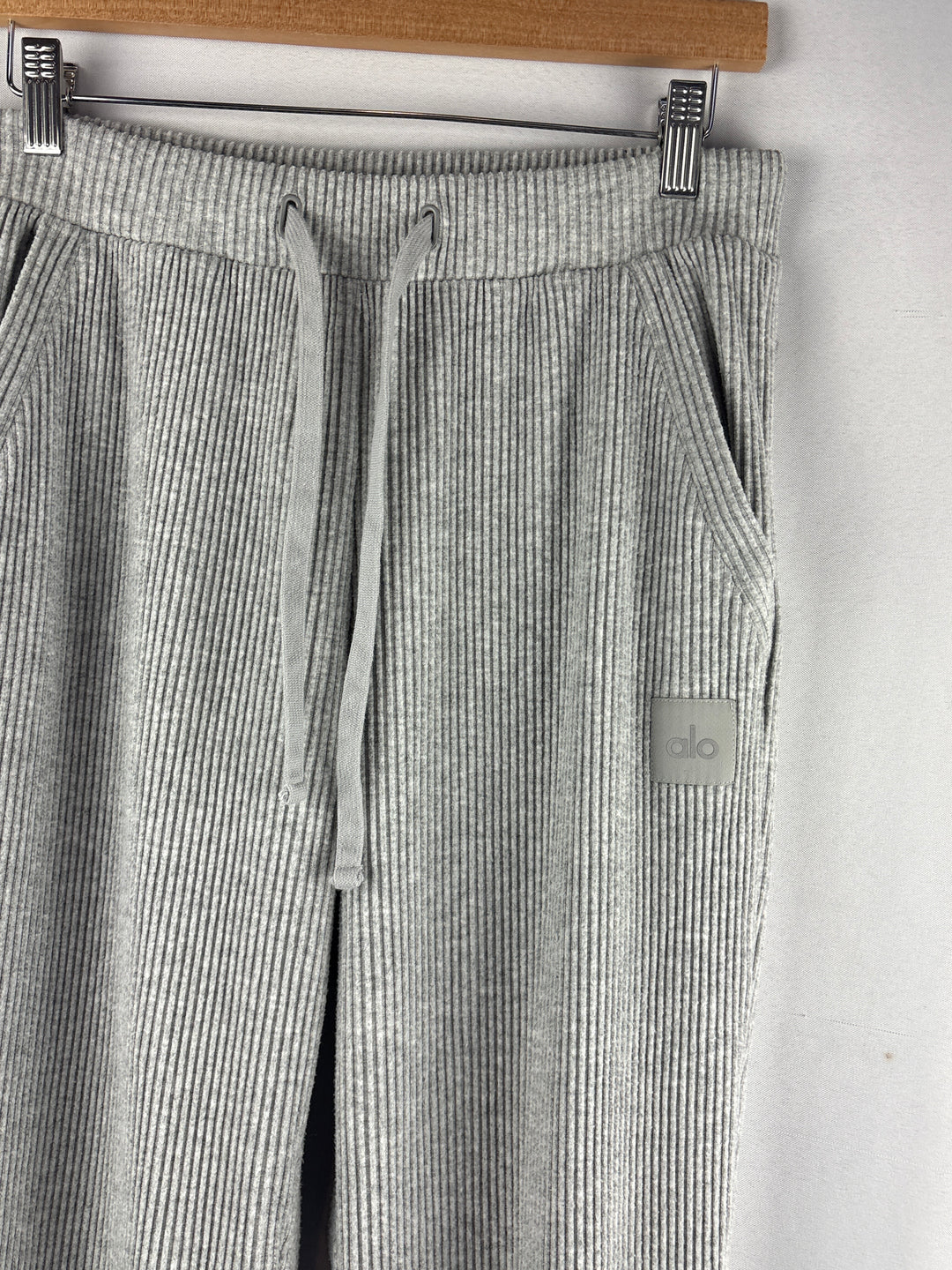 Women’s Alo Yoga Medium Light Gray Ribbed Lounge Pants