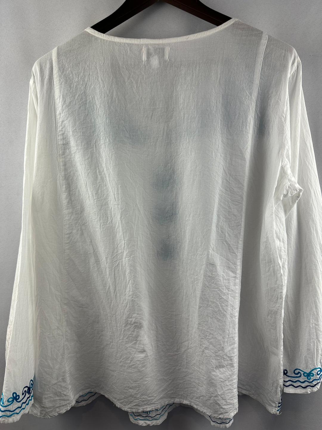 Women’s Chic Connection White and Blue Embroidered Blouse Size 2X