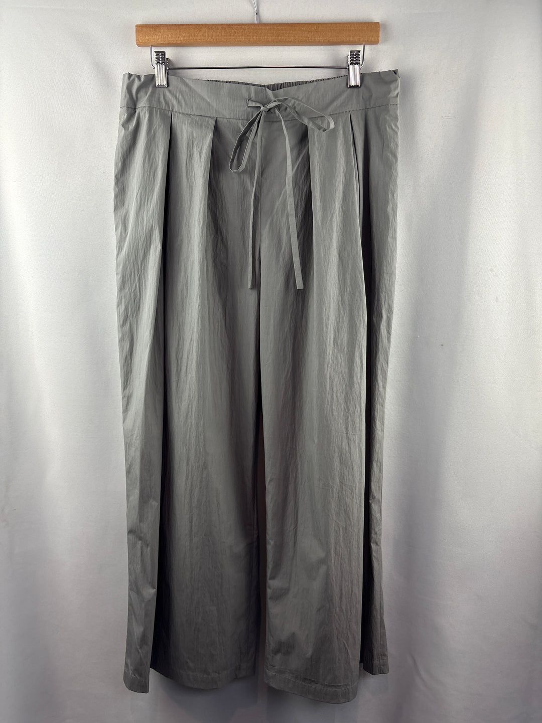 Women’s Lafayette 148 Medium Light Gray Pleated Pants