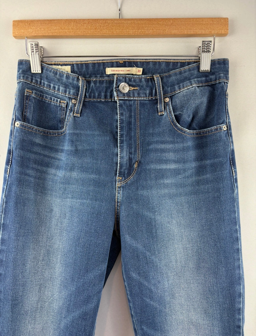 Women’s Levi’s Size 30 Medium Wash Blue Skinny Jeans