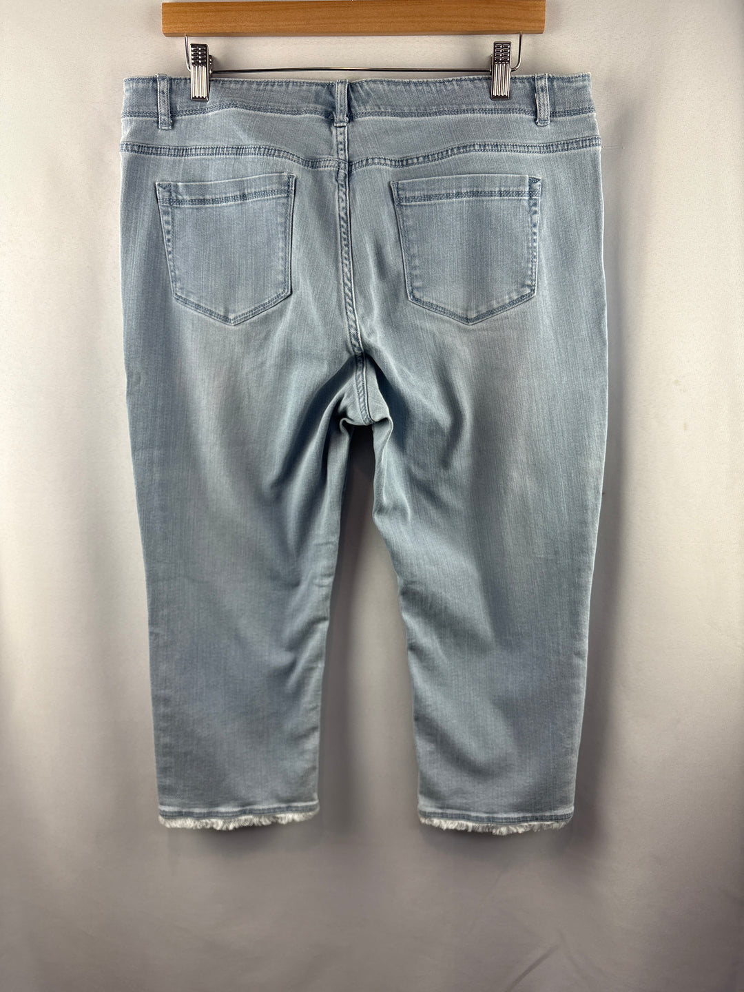 Women’s J.Jill Size 14 Light Washed Blue Denim Capris