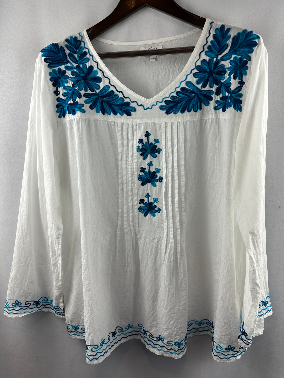 Women’s Chic Connection White and Blue Embroidered Blouse Size 2X