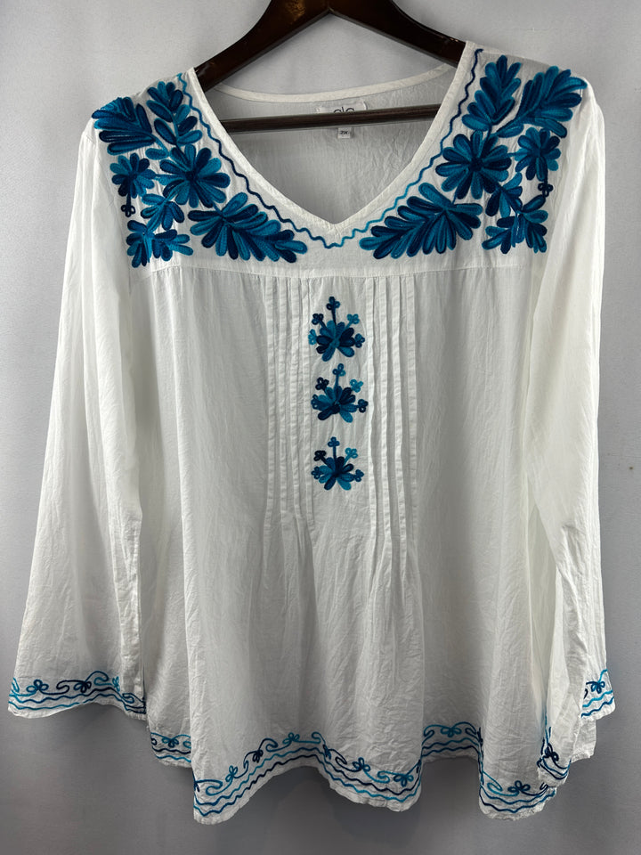 Women’s Chic Connection White and Blue Embroidered Blouse Size 2X