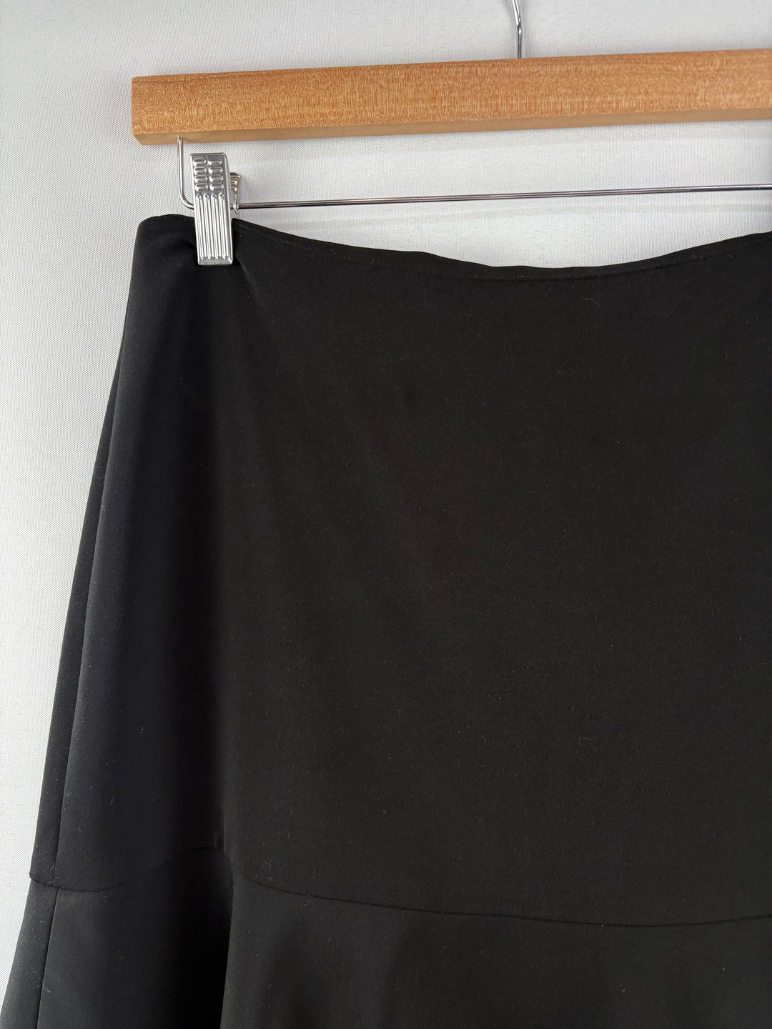 Women’s White House Black Market Size 4 Black Riffled Pencil skirt