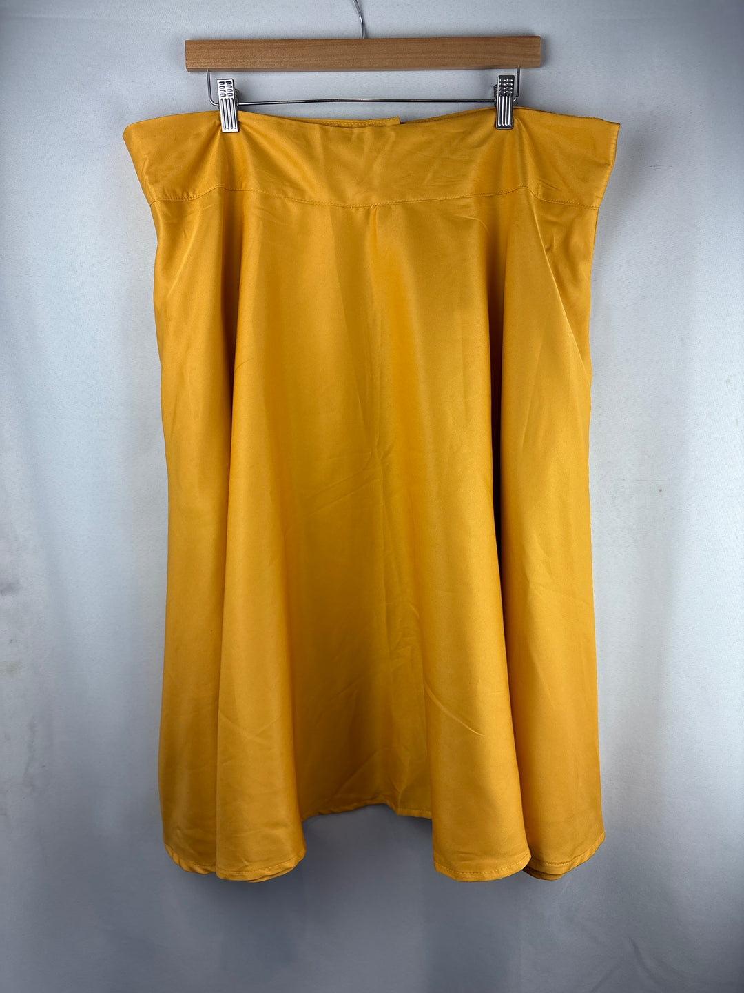 Women’s Unique Vintage Size 20 Gold Midi Skirt