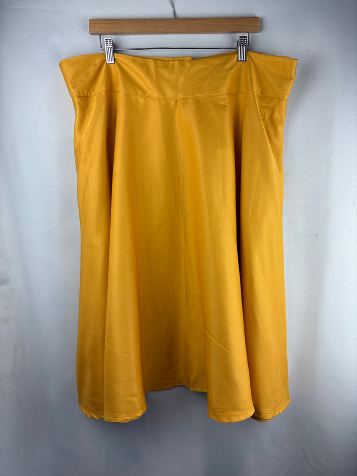 Women’s Unique Vintage Size 20 Gold Midi Skirt