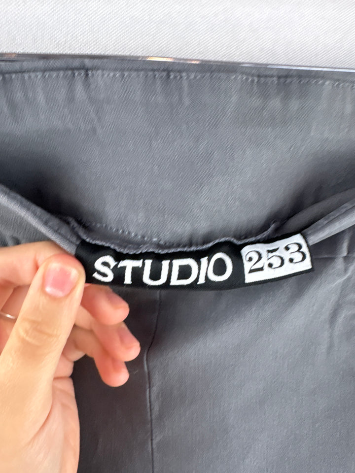 Women’s Studio 253 Large Light Gray Capri Pants