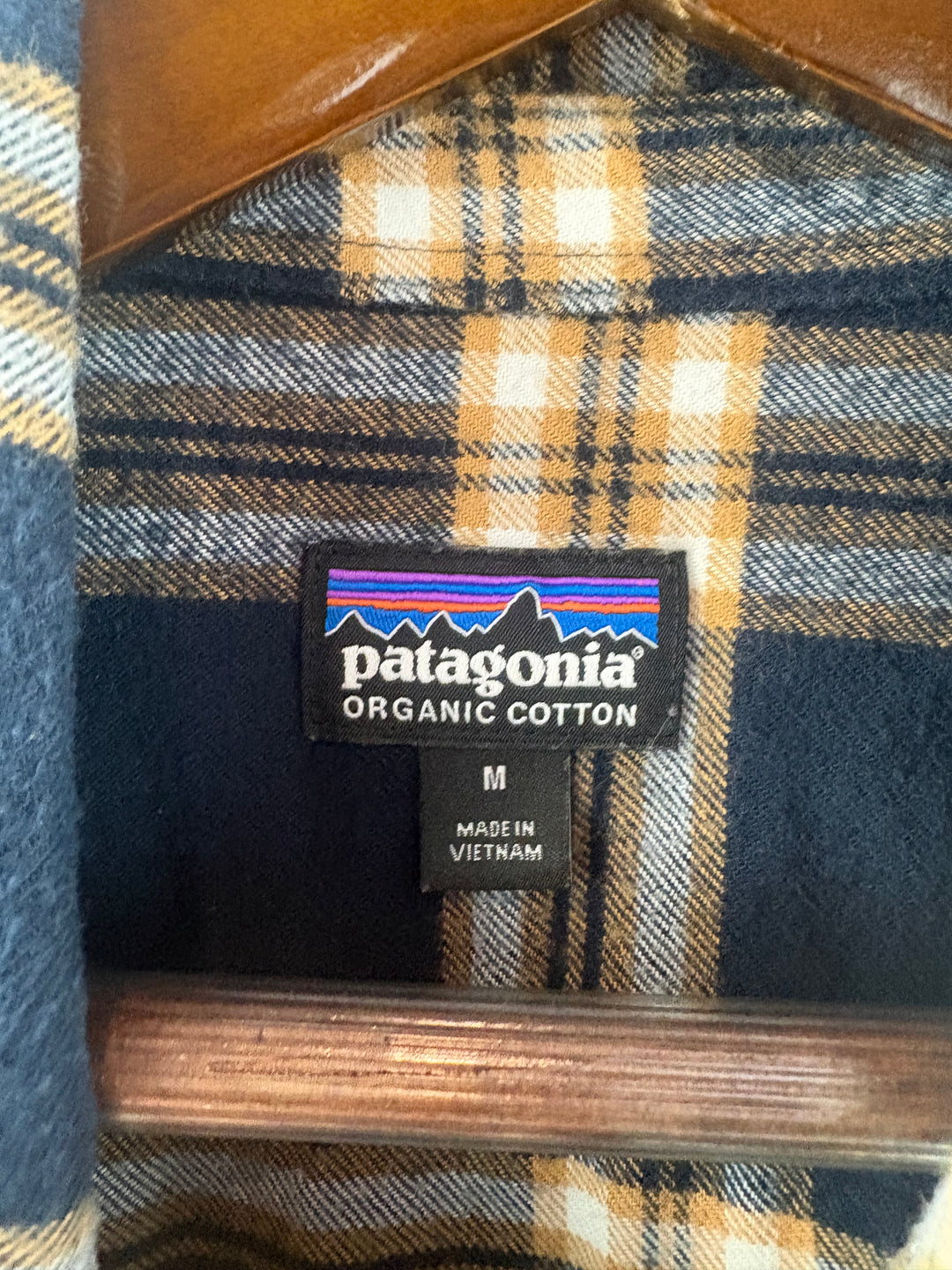 Men’s Patagonia Medium Navy Plaid Flannel Button Up