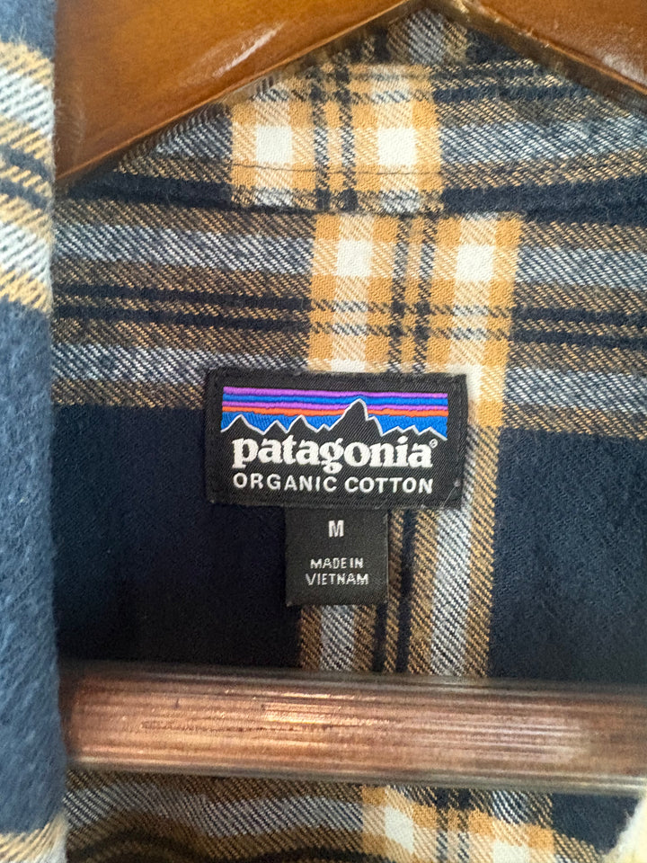 Men’s Patagonia Medium Navy Plaid Flannel Button Up