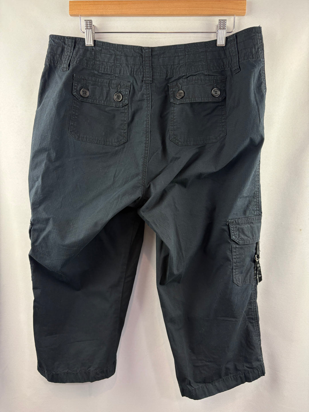Women’s Venezia Size 14 Black Cargo Capris