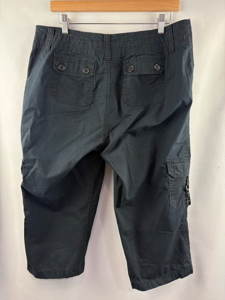 Women’s Venezia Size 14 Black Cargo Capris