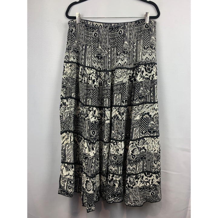 Women’s Dress Barn Size 14/16 Black & White Patterned Skirt