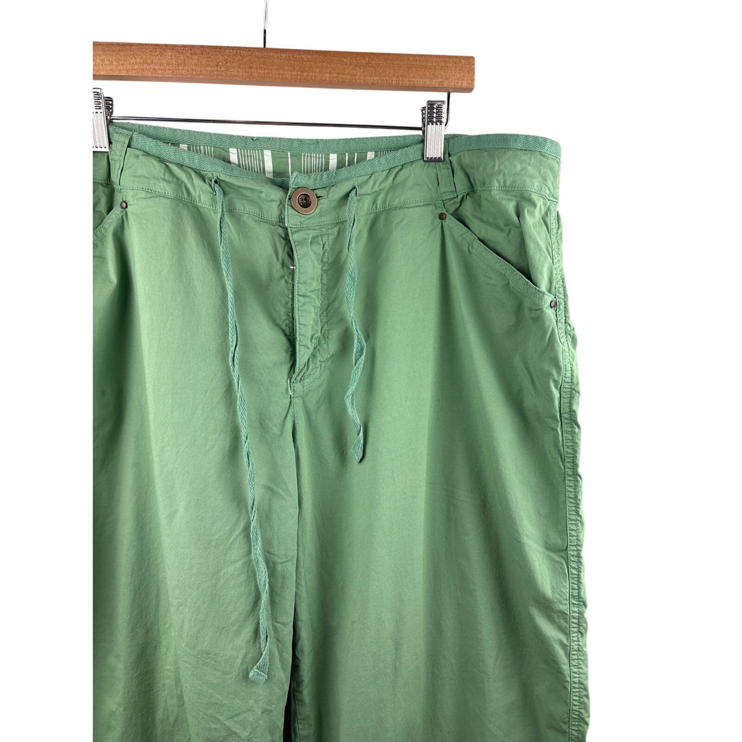 Women’s Fresh Produce XXL Leaf Green Cargo Capris