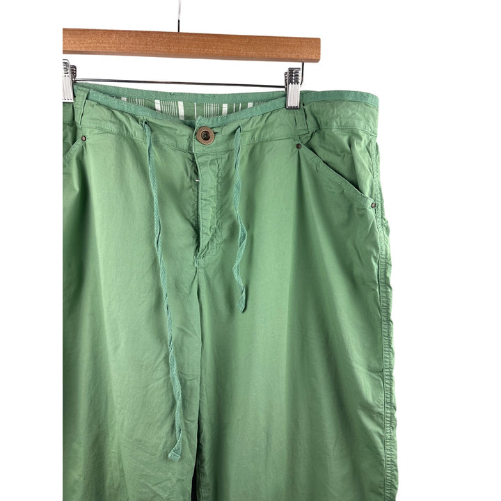 Women’s Fresh Produce XXL Leaf Green Cargo Capris