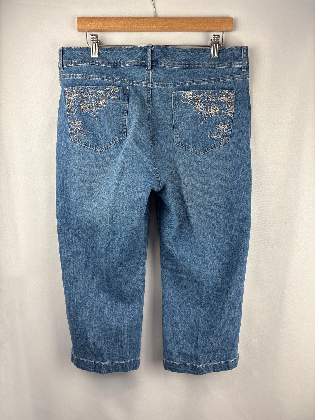 Women’s Gloria Vanderbilt Size 14 Light Blue Denim Capris