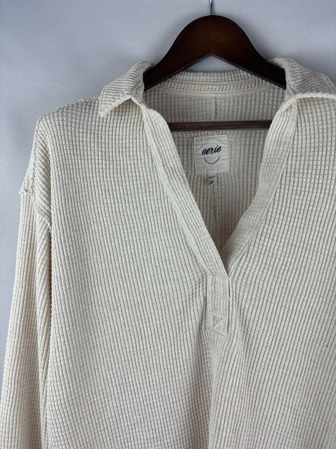 Women’s Aerie XS Cream Long Sleeve V-Neck Shirt