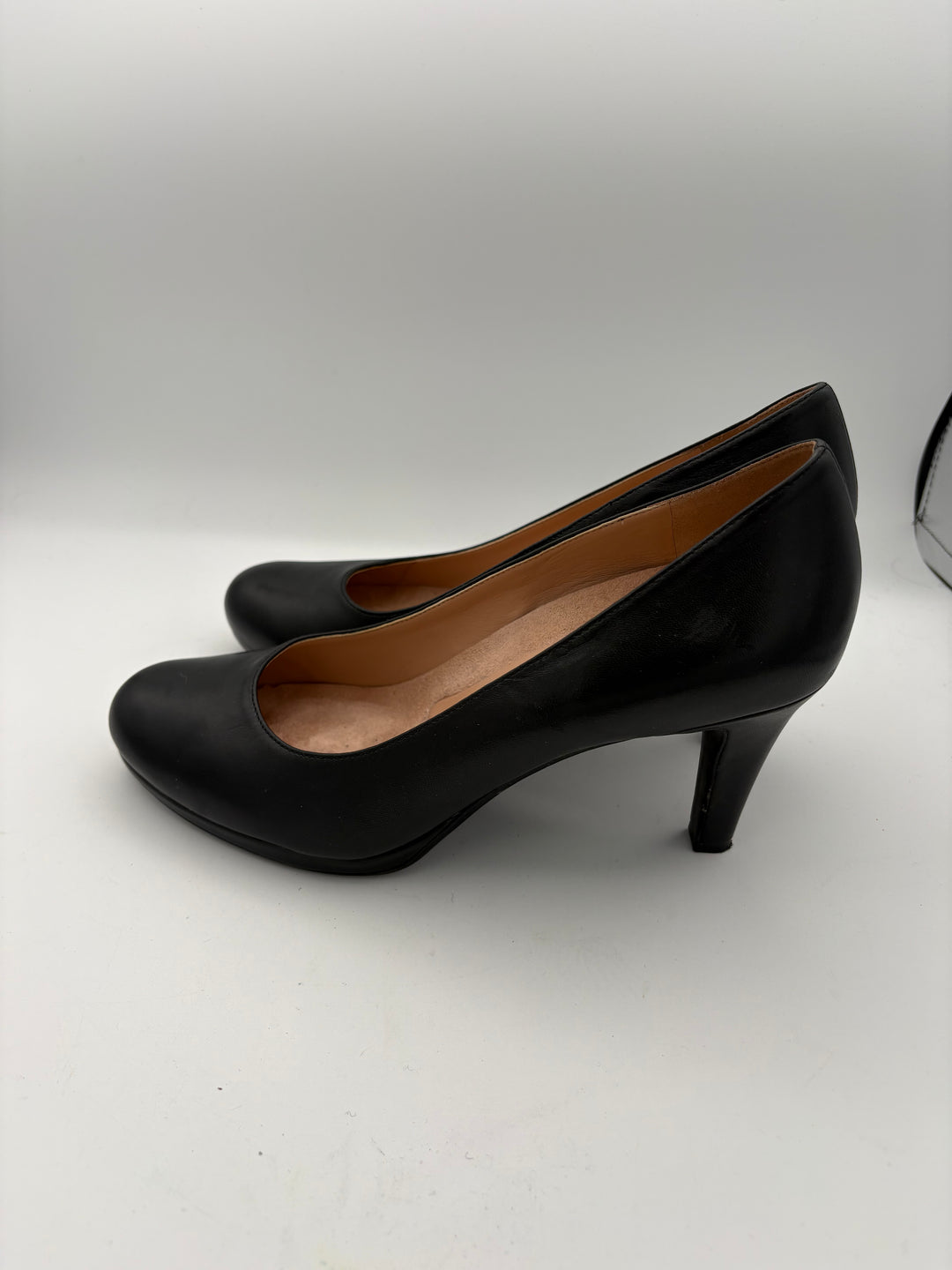 Women’s Naturalizer Size 8.5 Black Leather Pumps