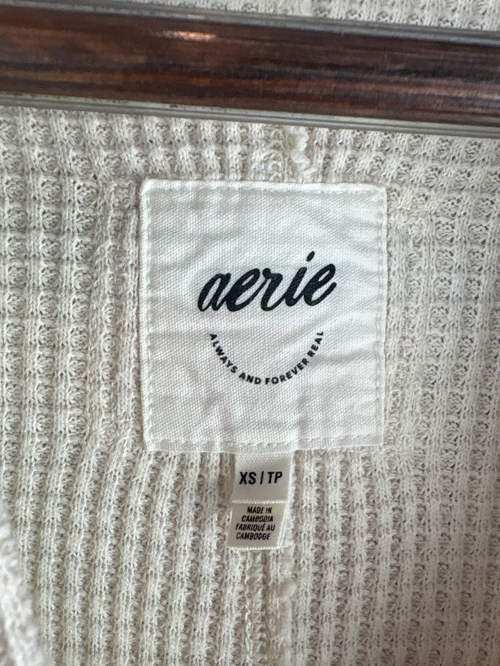 Women’s Aerie XS Cream Long Sleeve V-Neck Shirt