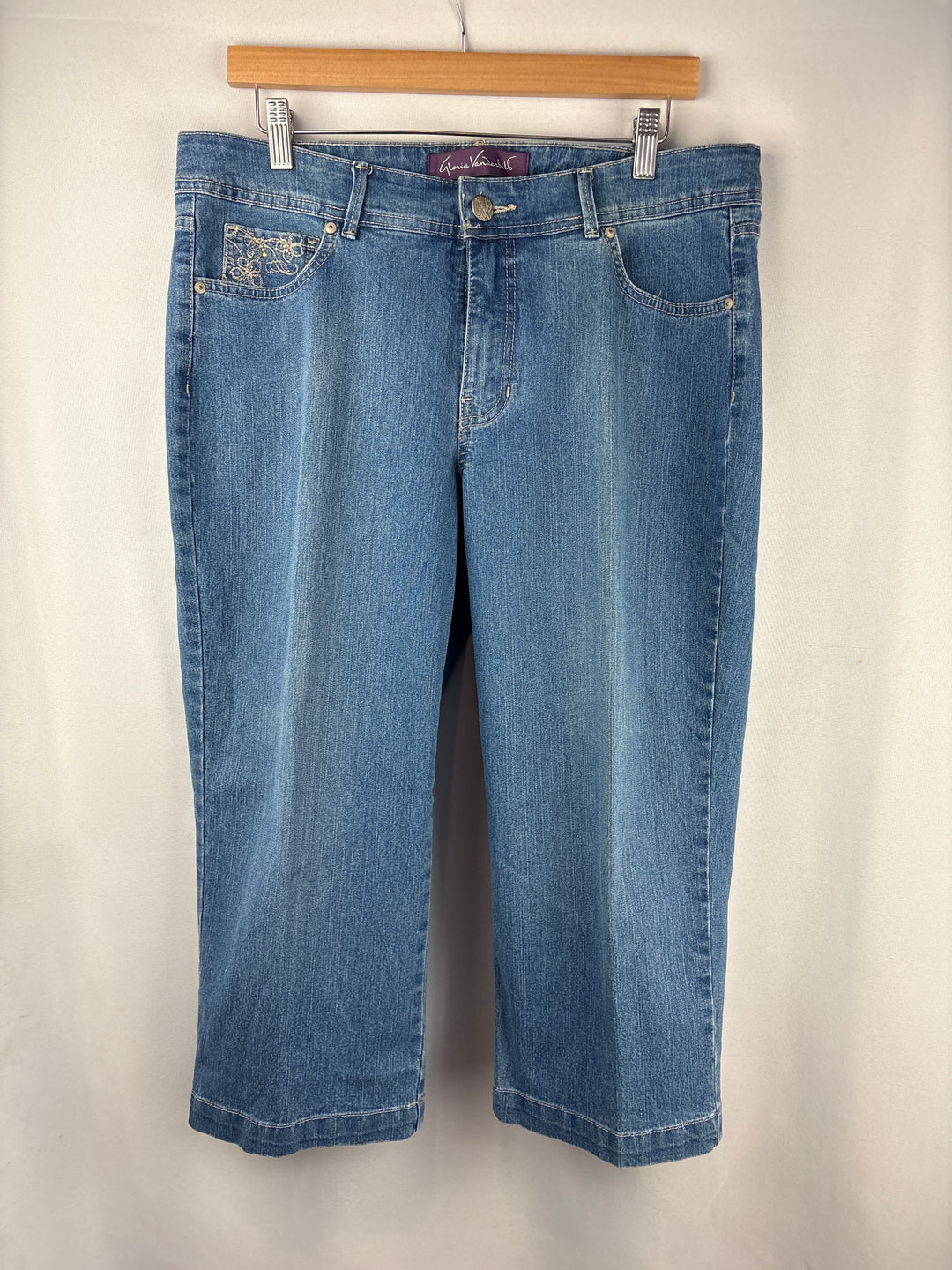 Women’s Gloria Vanderbilt Size 14 Light Blue Denim Capris