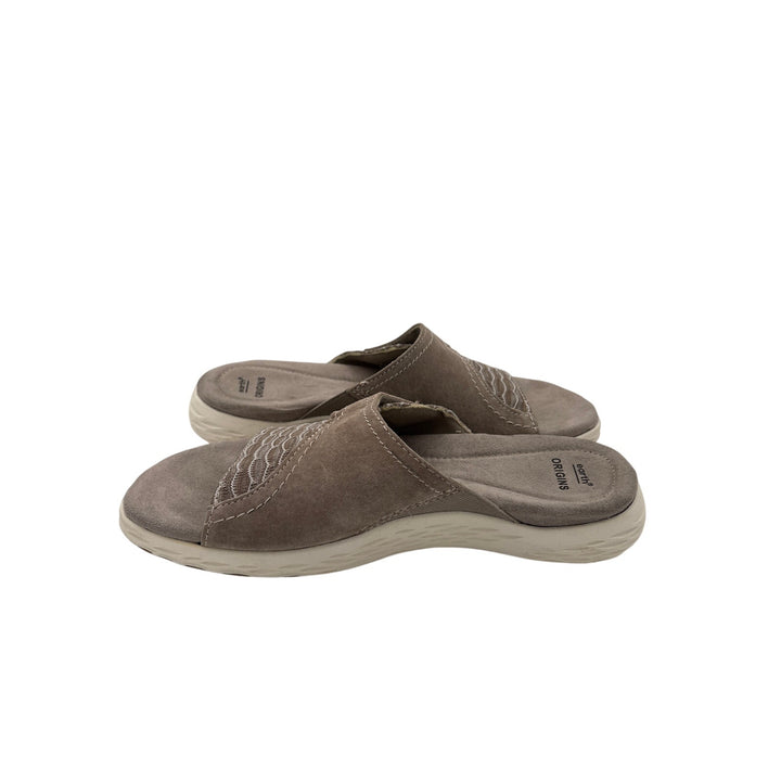 Women’s Earth Size 8.5 Beige Slip On Sandals