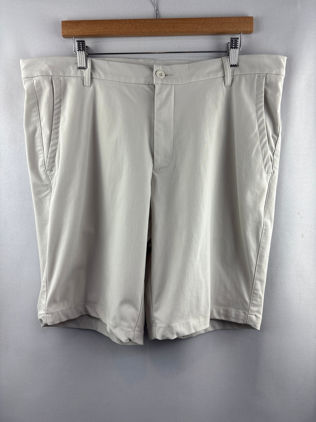 Men’s Straight Down Size 36 Khaki Golf Shorts
