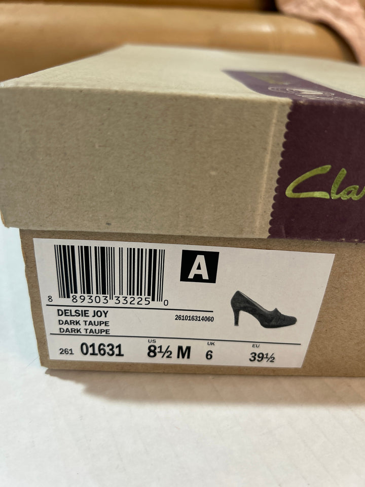 Clarks Womens Delsie Joy Dark Taupe Suede Pleated Pumps Size 8.5M