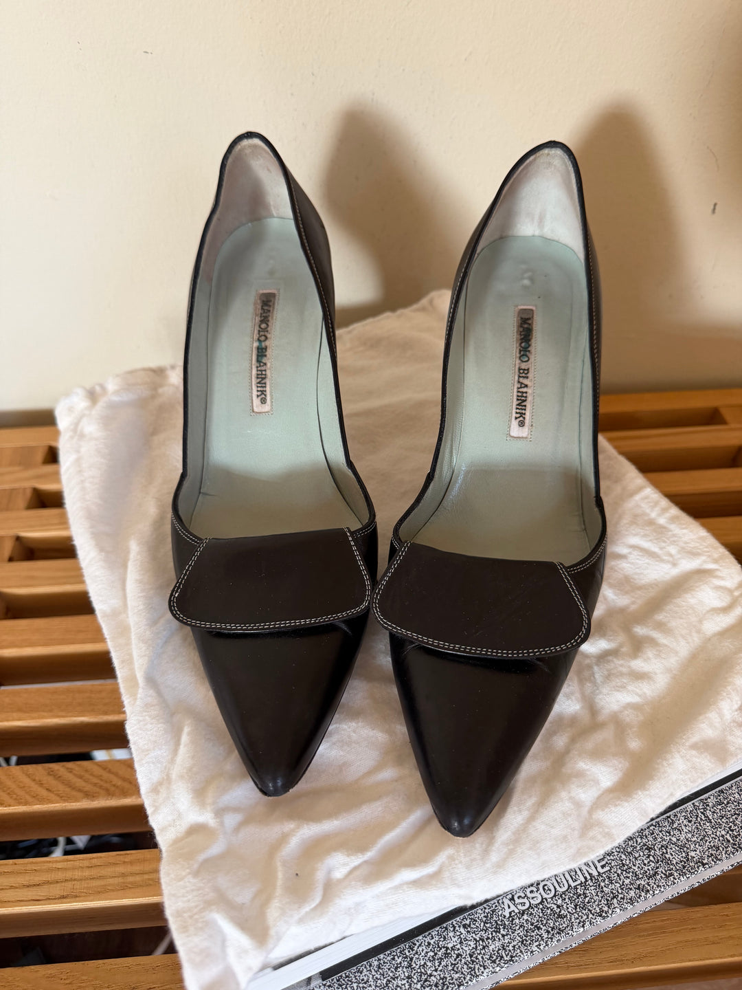 Manolo Blahnik Black Leather Pointed Toe Pumps 38.5