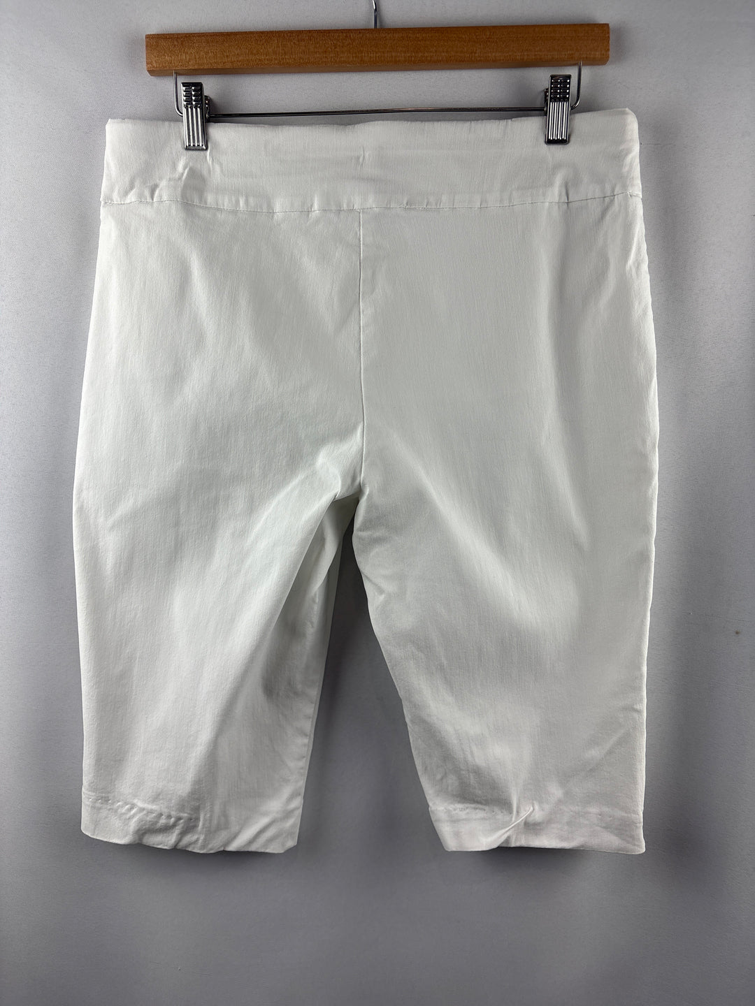 Women’s Alfani Size 14 White Capri Pants