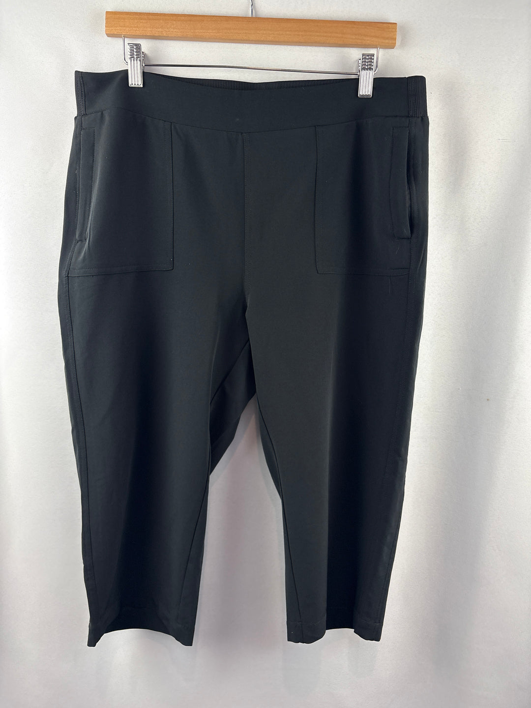 Women’s 32° Cool Large Black Athletic Capris