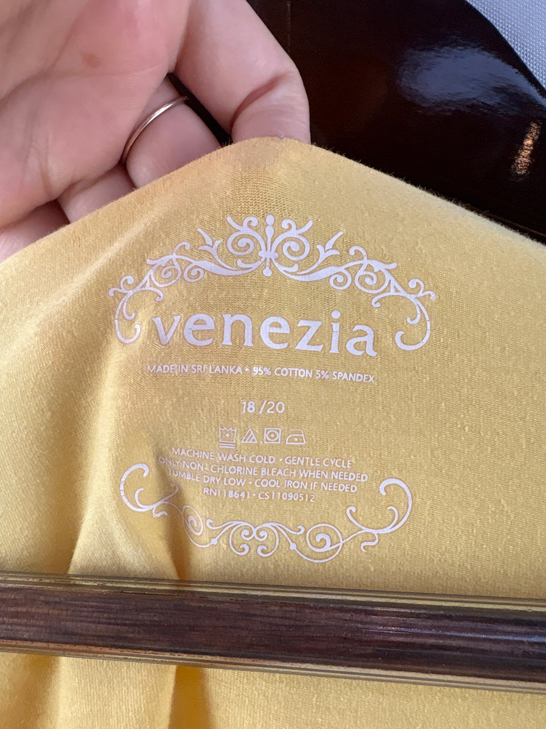 Women’s Venezia Size 18/20 Butter Yellow Long Sleeve Shirt