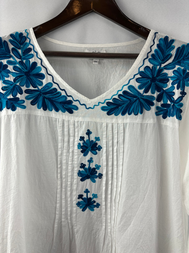 Women’s Chic Connection White and Blue Embroidered Blouse Size 2X