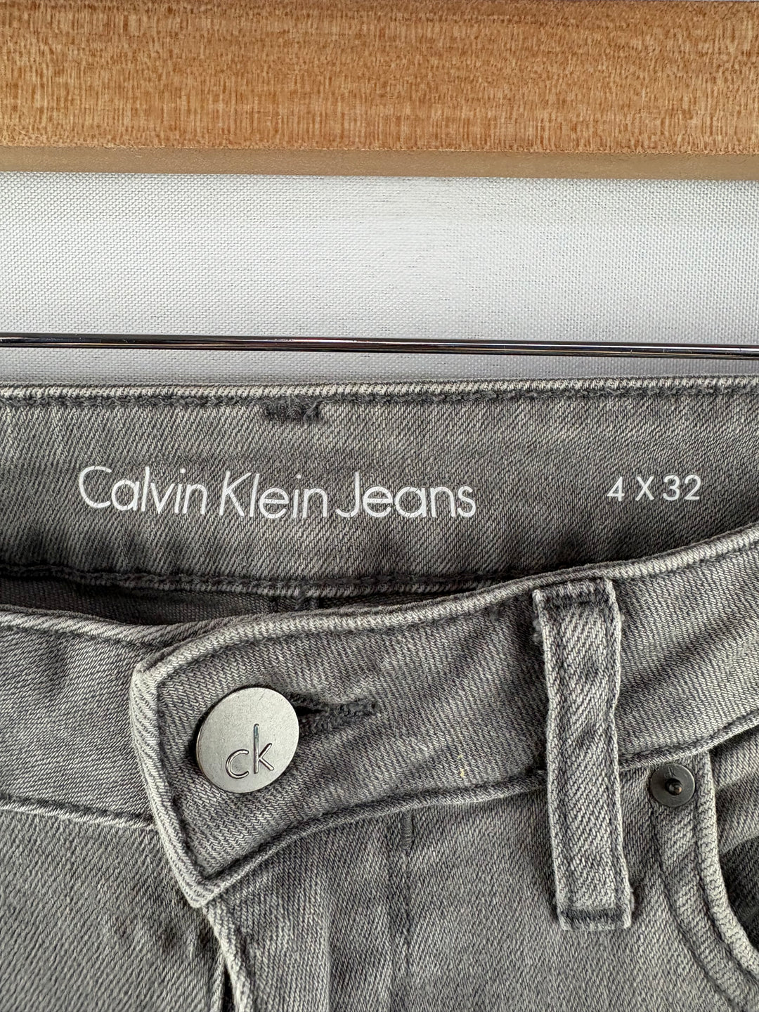 Women’s Calvin Klein Size 4x32 Light Gray Skinny Jeans