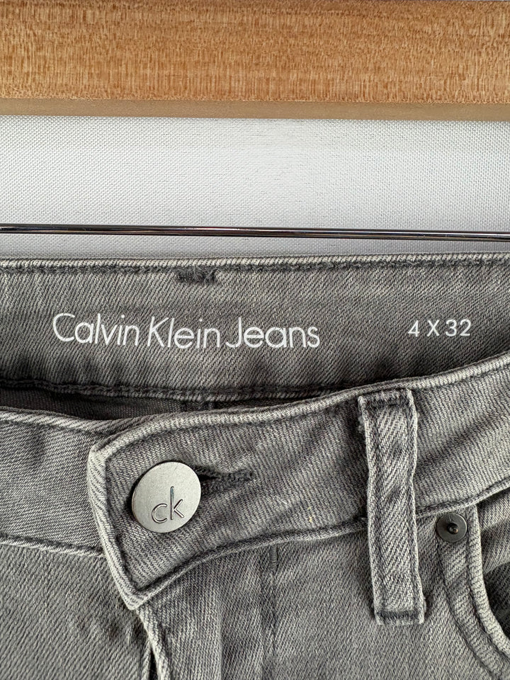 Women’s Calvin Klein Size 4x32 Light Gray Skinny Jeans