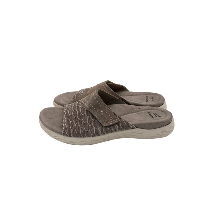 Women’s Earth Size 8.5 Beige Slip On Sandals