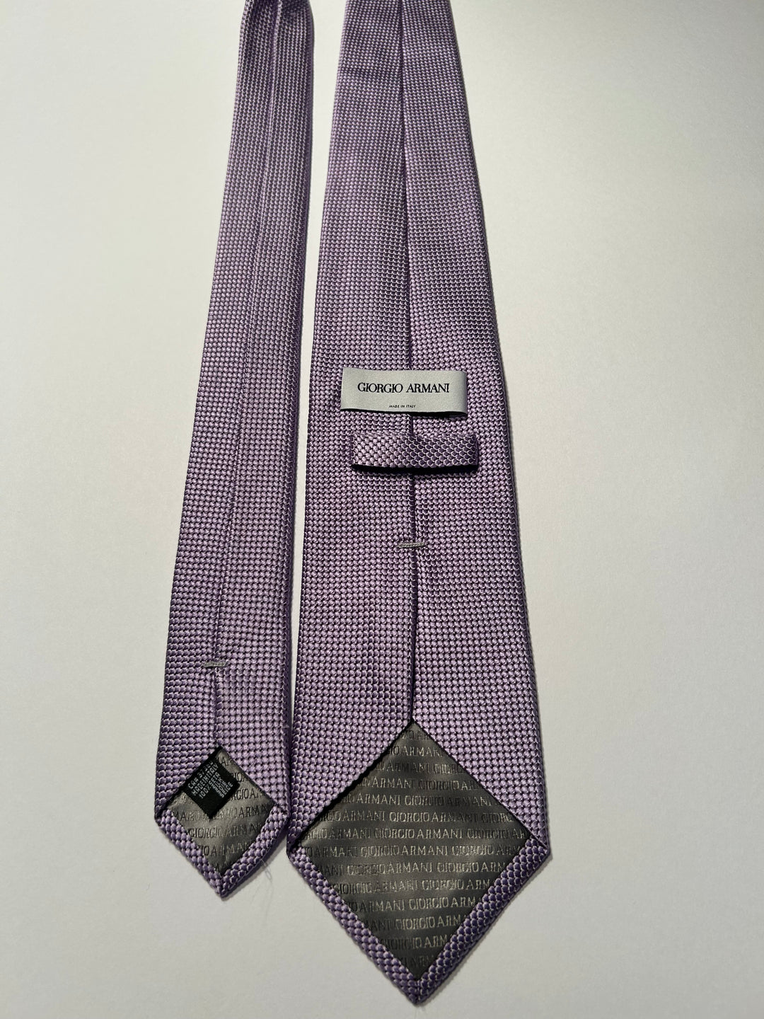 Giorgio Armani Men’s 100% Silk Tie Purple Lavender Textured Made in Italy 60” x 3.5”