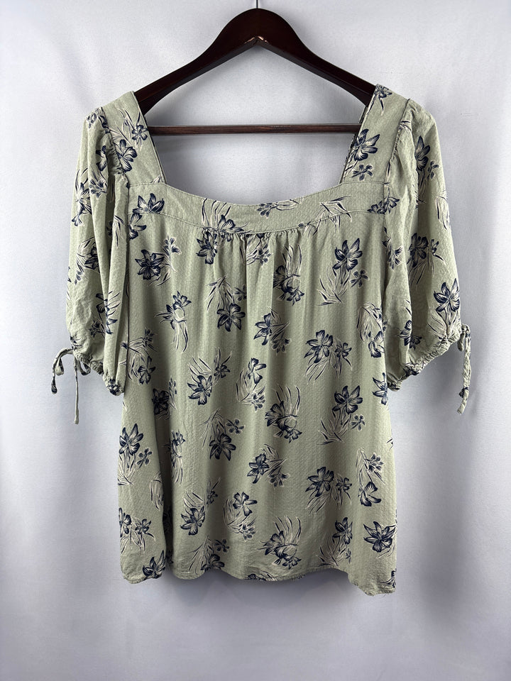 Women’s Angels Size 2X Pale Green Floral Short Sleeve Blouse