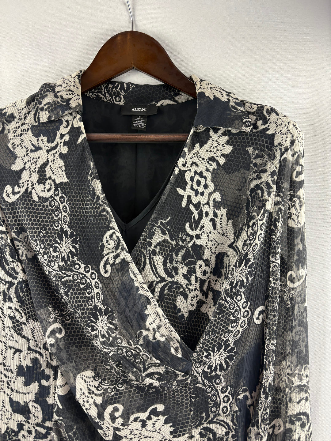 Women’s Alfani Size 6 Black & White Abstract Patterned Blouse