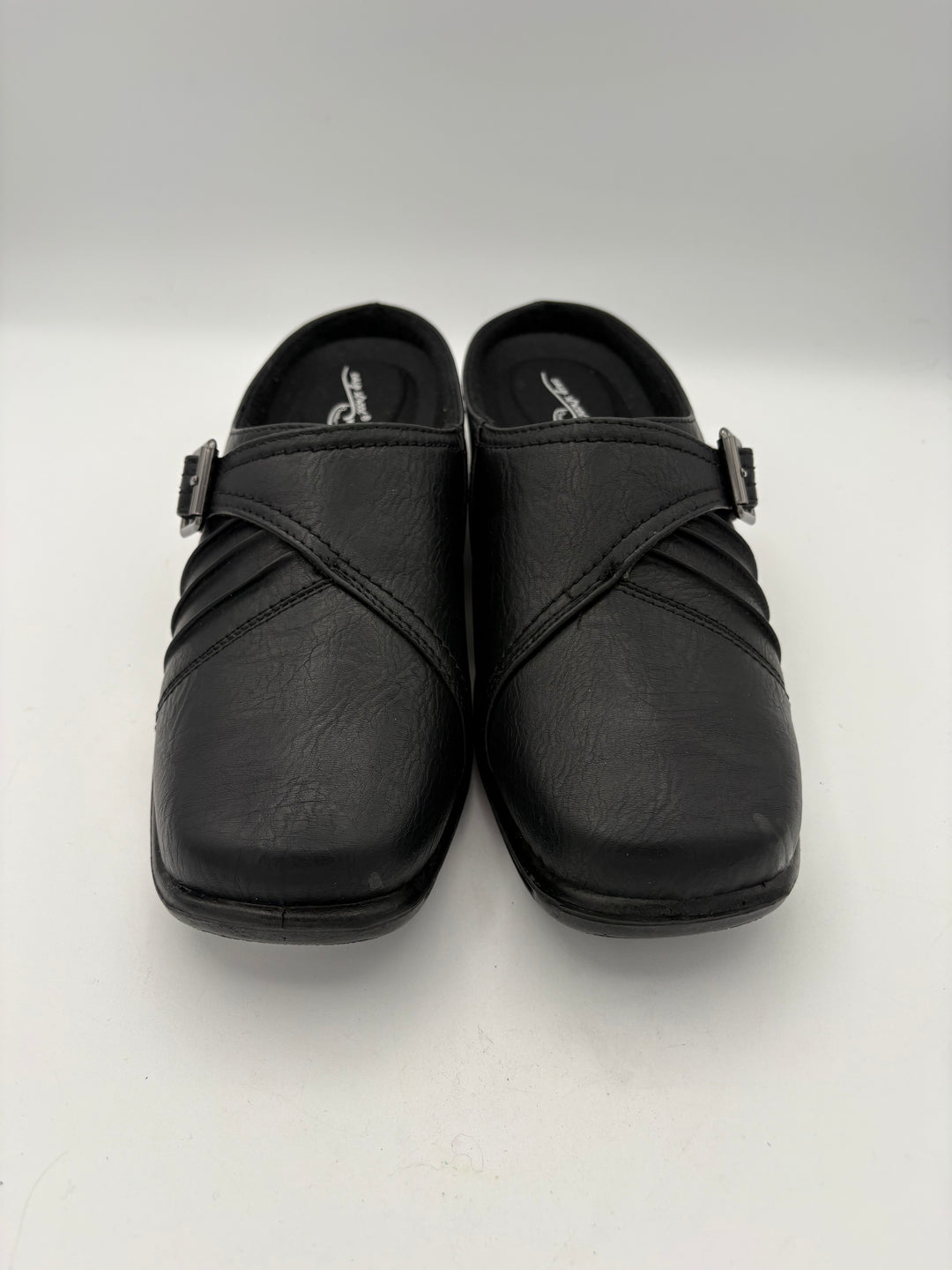 Women’s Easy Street Size 8 Black Leather Slip On Shoes