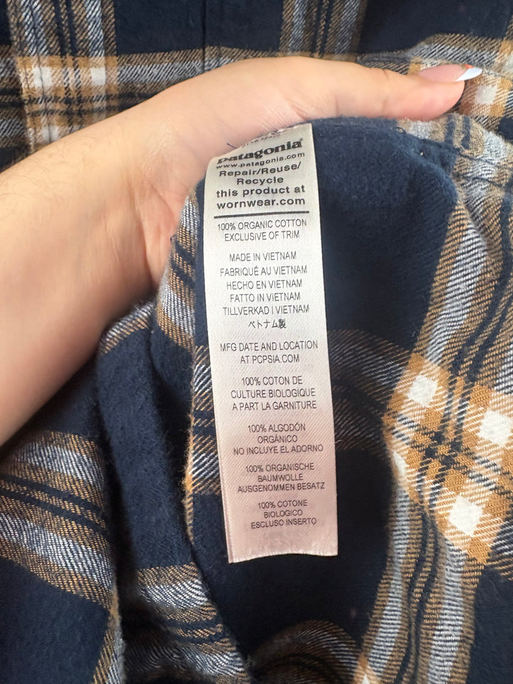Men’s Patagonia Medium Navy Plaid Flannel Button Up