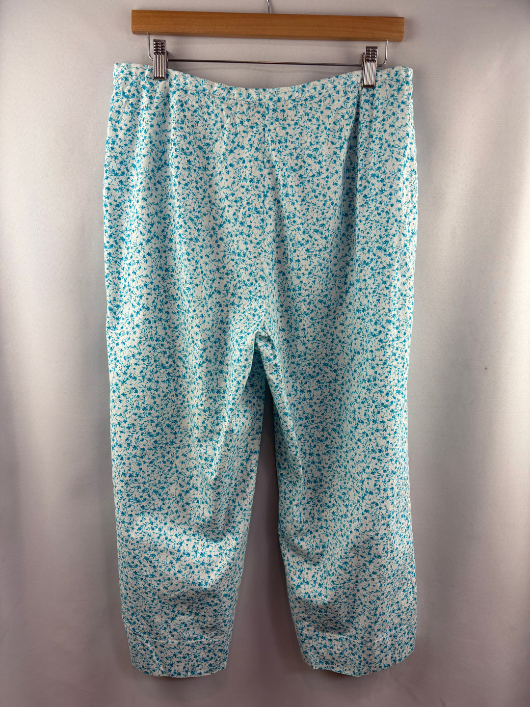 Women’s Norton Studio Size 14 White w/ Blue Florals Capris