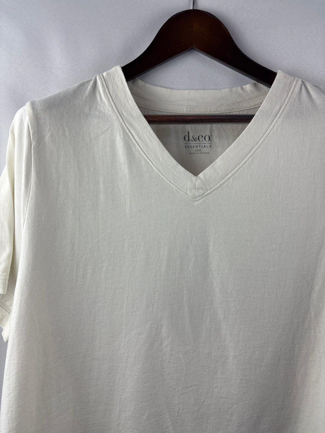 Women’s D&amp;Co. XL White V-Neck T-Shirt
