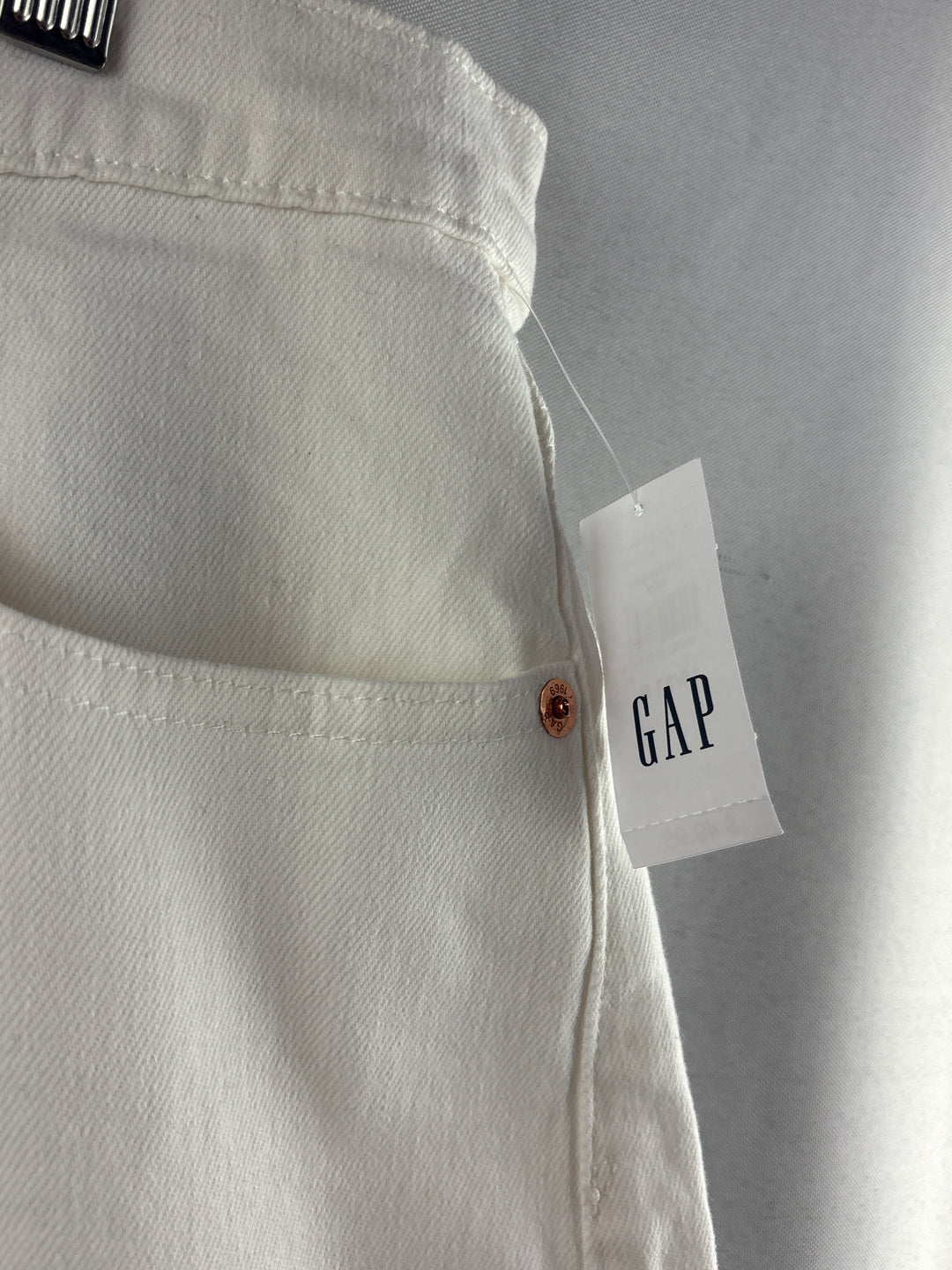 Women’s GAP Size 16 White Mid Rise Denim Shorts