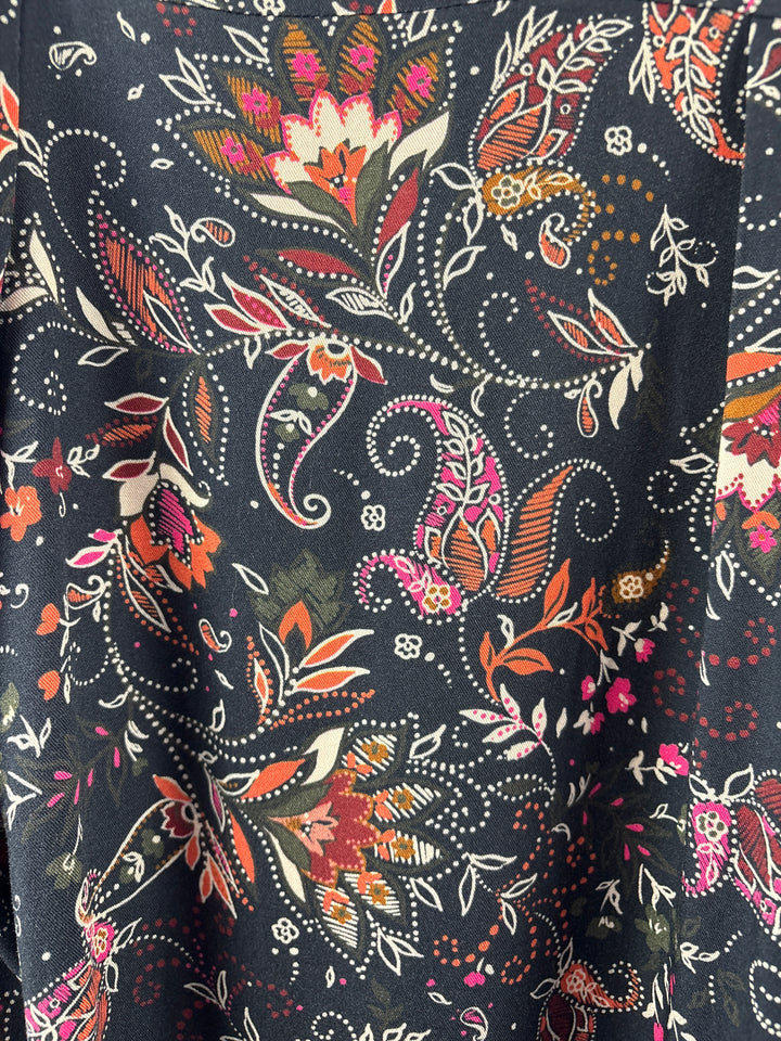 Women’s Von Landen Size 12/14 Navy Paisley Button Up