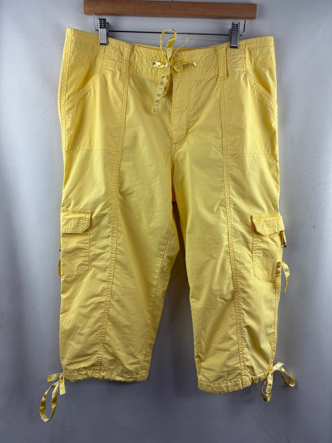 Women’s Venezia Size 14 Butter Yellow Cargo Capris