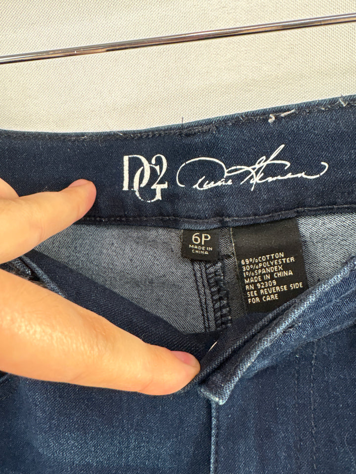 Women’s DG2 Size 6P Medium Wash Blue Straight Leg Jeans