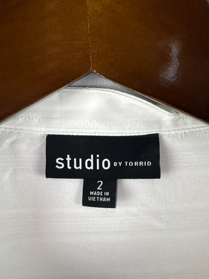 Women’s Studio Torrid Size 2 White Button Up Blouse