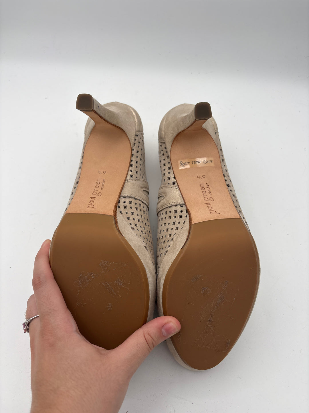 Women’s Paul Green Size 9 Goldish Taupe Suede Pumps