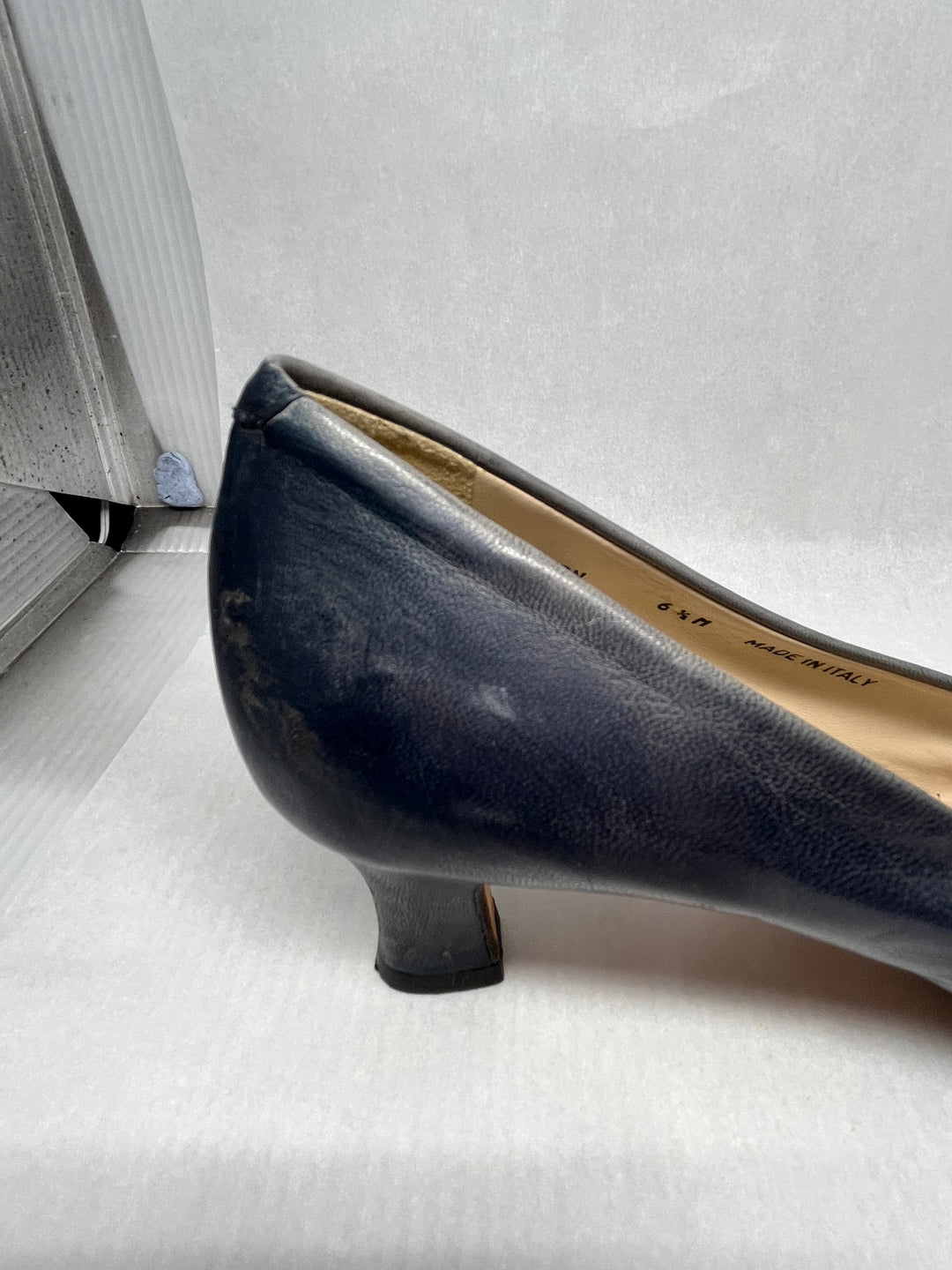 Vintage Bally Navy Blue Leather Pumps Made in Italy Size 6.5