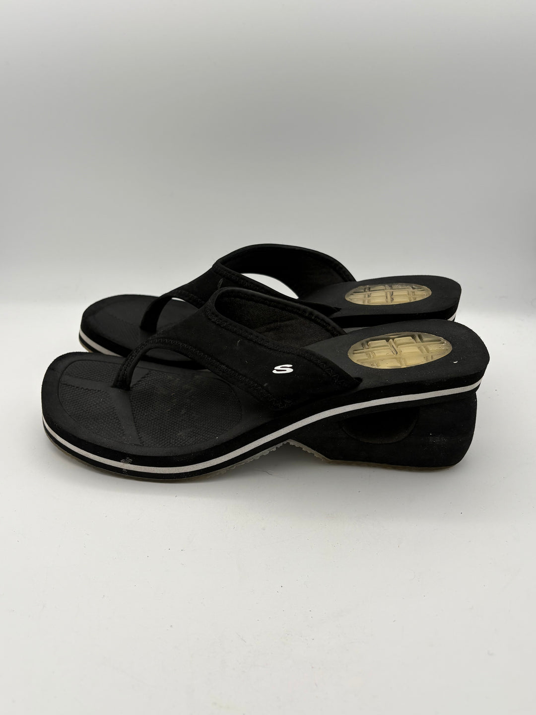 Women Somethin’ Else Skechers Size 8 Black Thong Heels