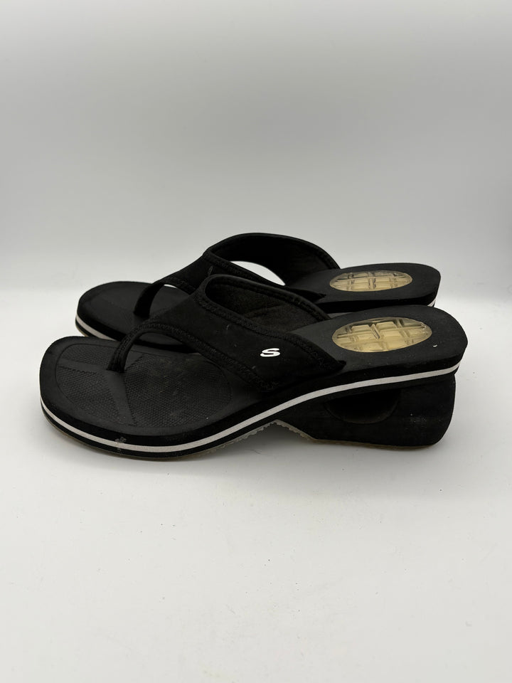 Women Somethin’ Else Skechers Size 8 Black Thong Heels